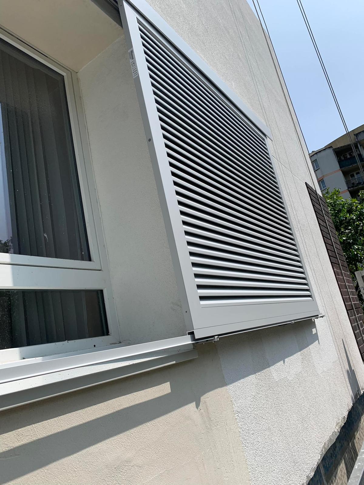 Volet roulant électrique intégré avec télécommande et motorisation silencieuse